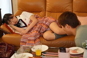 Chàng trai trộm nhìn quần lót cô bạn gái bồ đang ngủ thì bị phát hiện