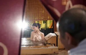 Người tình của con trai bị bố người chồng nhìn trộm khi đang tắm rồi xoạc đến mang thai