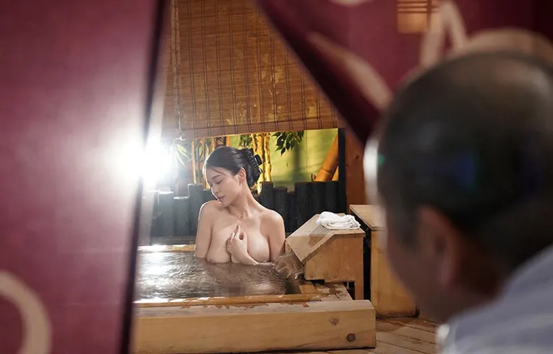 Người tình của con trai bị bố người chồng nhìn trộm khi đang tắm rồi xoạc đến mang thai