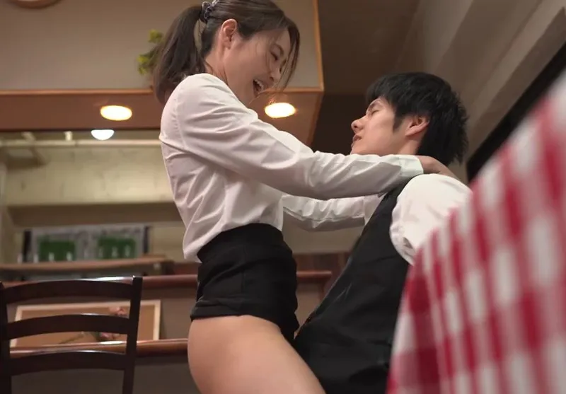 Cậu trai trẻ quan hệ nữ đồng nghiệp có chồng yêu nhưng ông xã “yếu”