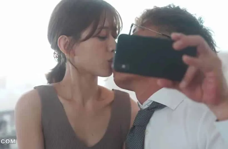 Thấy bà xã hơi lạ, anh xã xem điện thoại vợ và thấy cảnh phang với sếp của mình